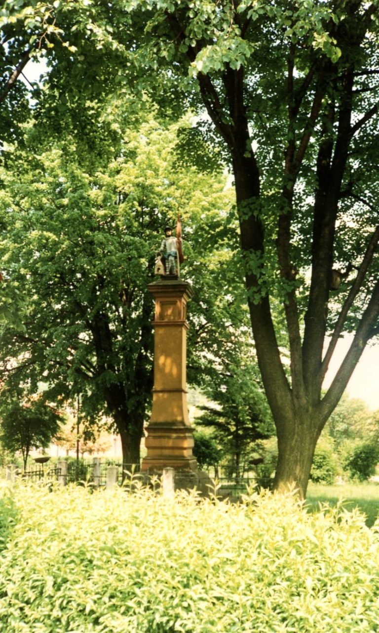 Widok na figurę św. Floriana na Rynku w Głogowie.