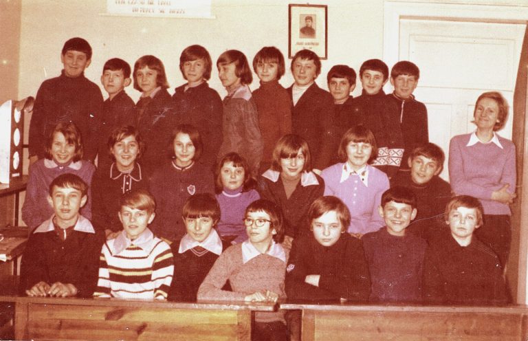 Pamiątkowe zdjęcie uczniów VIII klasy szkoły podstawowej w Głogowie rocznika ’62.