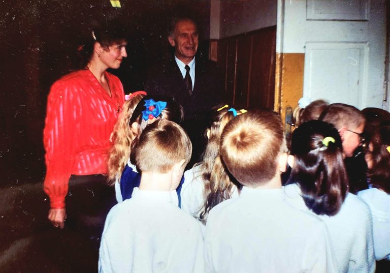 Pasowanie na ucznia w głogowskiej szkole podstawowej. Na zdjęciach m.in. dyrektor ś.p. p. Ginalski.