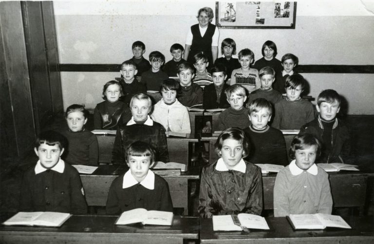 Pamiątkowe zdjęcie uczniów szkoły podstawowej w Głogowie rocznika ’62.