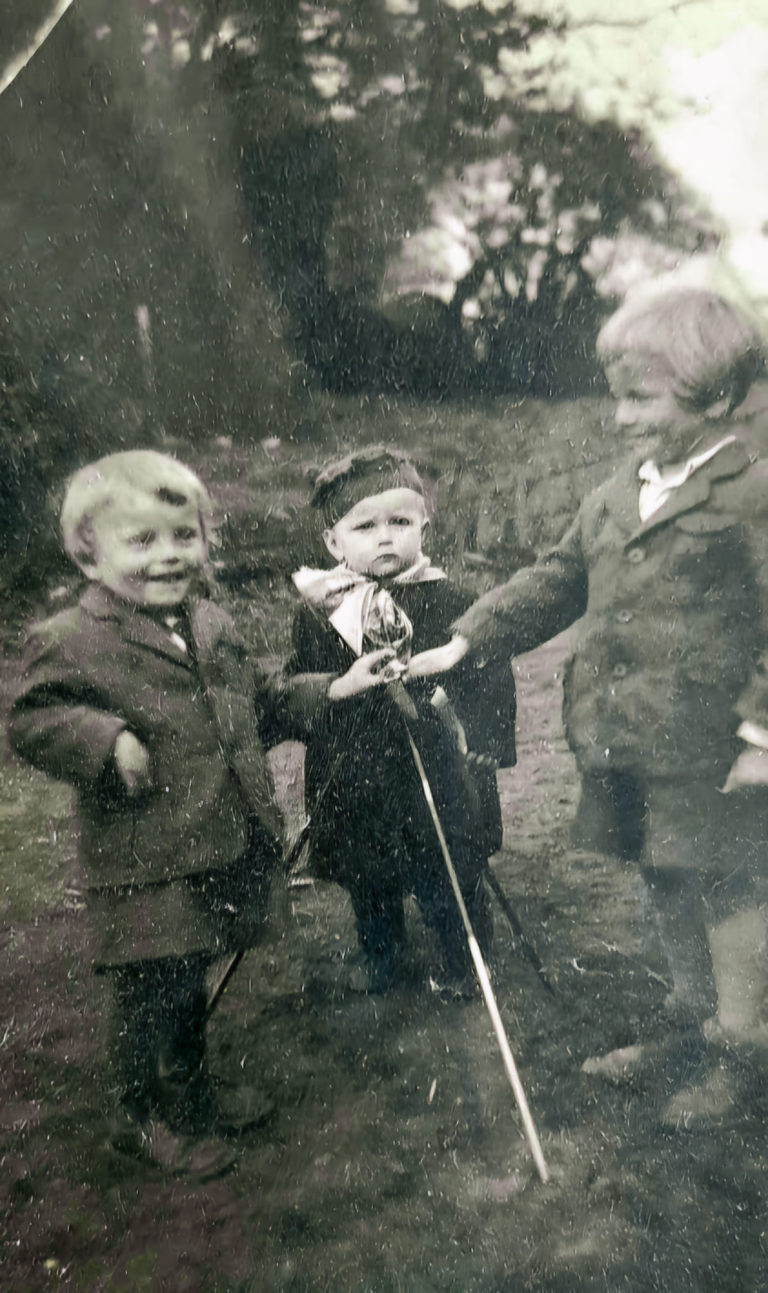 Moda dziecięca w Głogowie w latach 50-tych. Na zdjęciu panowie Antoni i Ryszard Łagowscy oraz p. Elżbieta , córka ówczesnego dyrektora „Lnianki”.