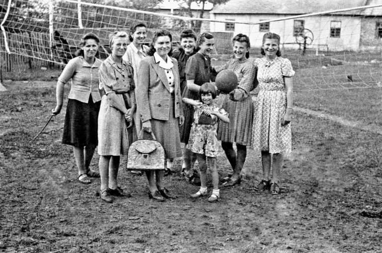 Przedstawiamy kolekcję 29 zdjęć głogowian z lat 40-tych ubiegłego wieku , którą nadesłał Pan Kazimierz Kędzia.