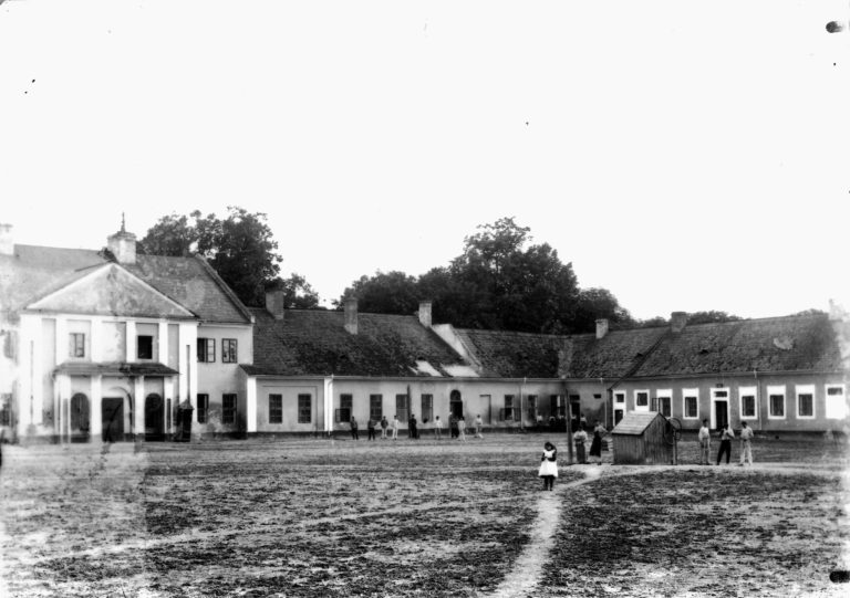 Koszary austriackiej kawalerii w dawnym pałacu Lubomirskich w Głogowie.