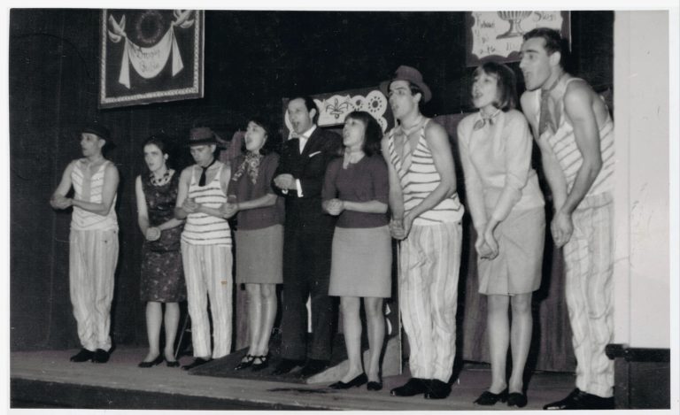 Zdjęcia z przedstawień teatralnych amatorskiej trupy teatralnej „Hrabia von Trupki” na sali Domu Kultury w Głogowie w pierwszej połowie lat 60-tych XX wieku. Zespół teatralny był prowadzony przez aktora rzeszowskiego teatru Jerzego Rostkowskiego pod nadzorem kierownika DK Eugeniusza Flaka.