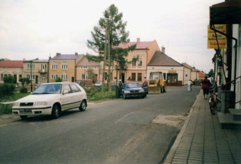 Kilka zdjęć obrazujących wygląd plant na Rynku w Głogowie od strony wschodniej przed zrobieniem parkingów.