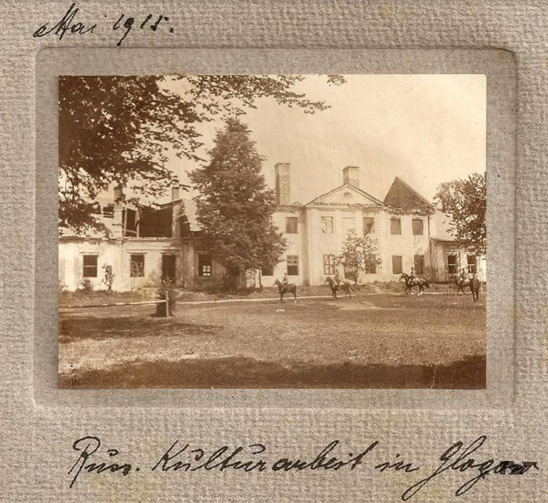 Dwa zdjęcia z 1915r – na pierwszym ruiny klasztoru , na drugim koszary wojskowe w pałacu Lubomirskich.