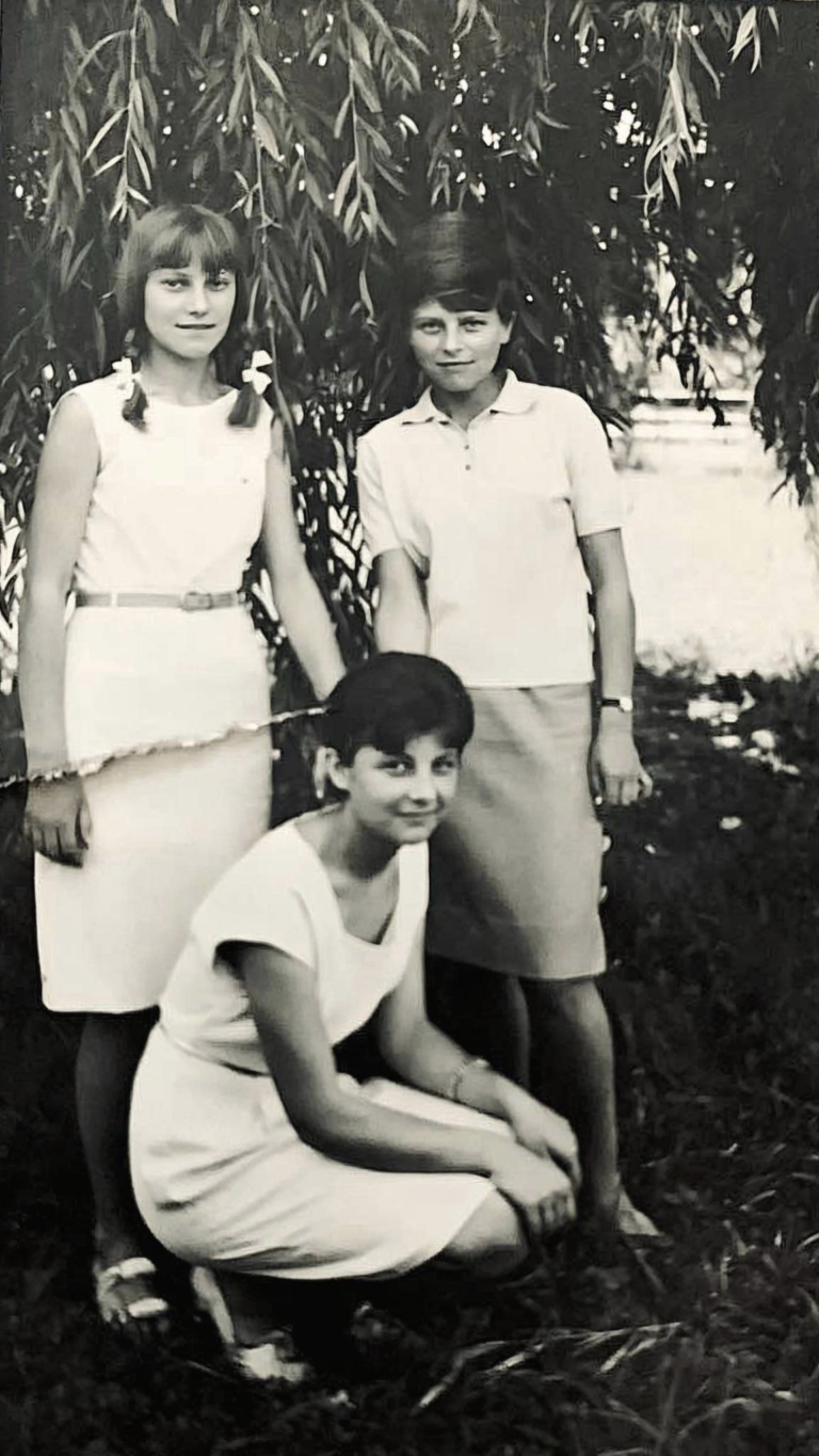 Trzy panie (p. Grażyna Kryda , p. Urszula Zarębska i p. Anna Sierżęga) pozują do zdjęcia na plantach w Głogowie.