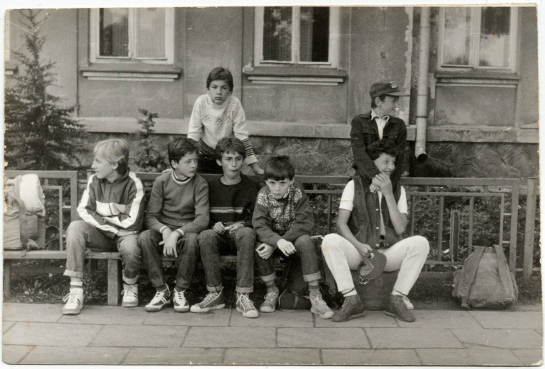 Uczniowie szkoły podstawowej w Głogowie obok budynku szkoły, 1989 r.