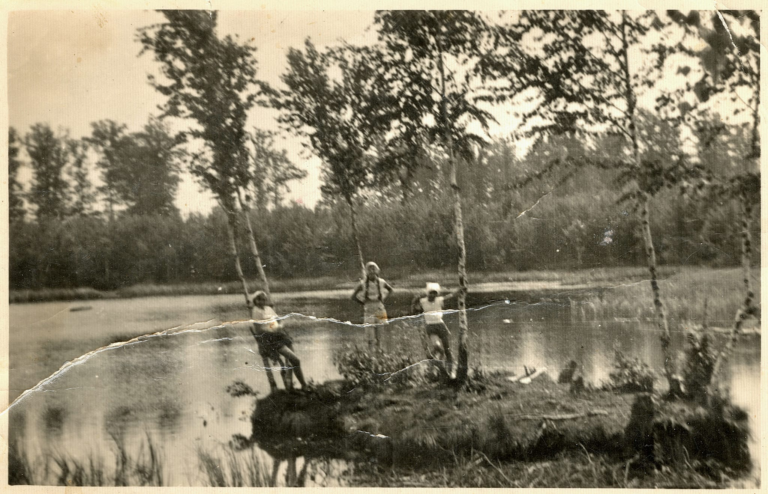 Trzy panie panie (prawdopodobnie jedną z nich jest p. Irena Miazga) pozują do zdjęcia na wyspie na Czarnym Stawie (Wygoda).