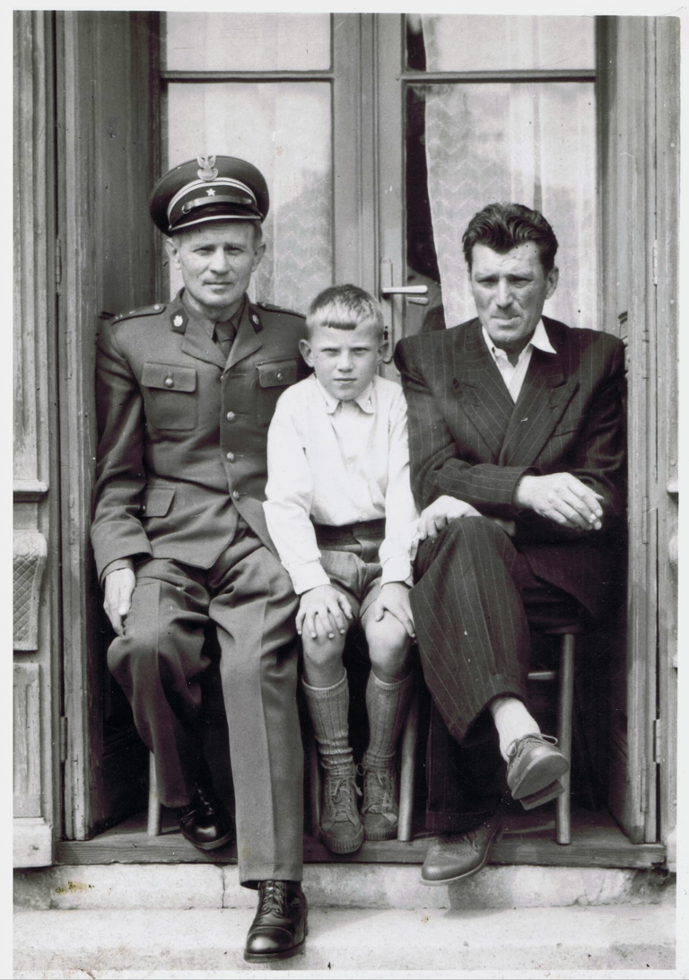 Do zdjęcia w wejściu do jednej z kamienic na głogowskim Rynku pozują panowie : od lewej Michał , Wiesław (syn Michała) i Mieczysław Grodeccy.