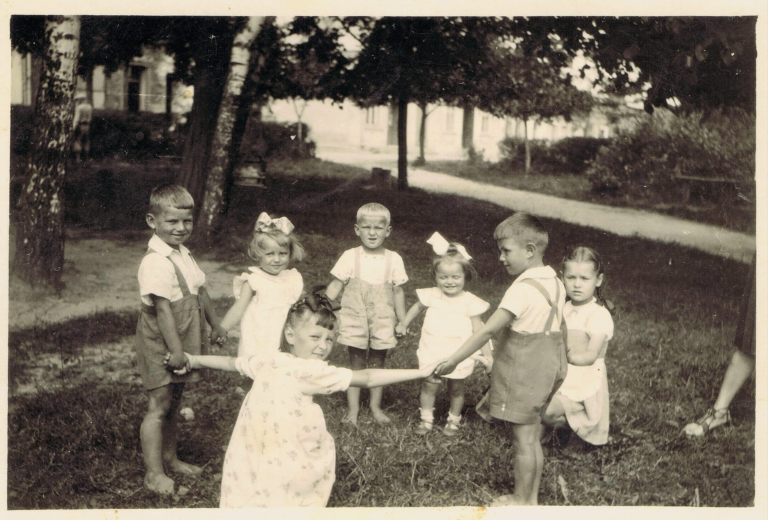 Dziecięce zabawy na głogowskim Rynku.