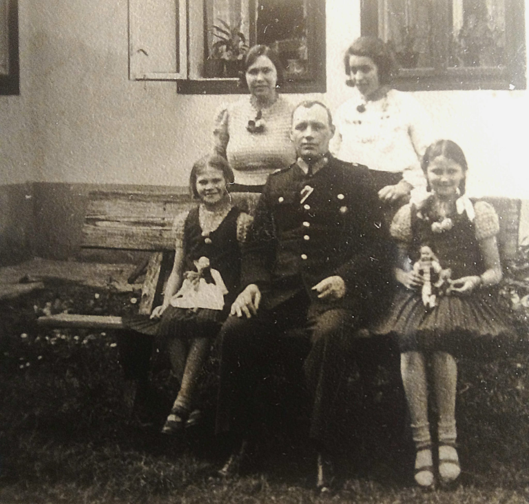 Rodzina Heinów z Głogowa przed swoim domem w Samborze w czerwcu 1938 r. – Antonina Heine, Stanisław Heine, córki Gizela i Lucyna . Obok Antoniny stoi Irena Tomczyk , bratanica Antoniny.