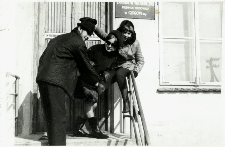 Państwo Irena i Stanisław Miazgowie oraz jeszcze jedna pani pozują do zdjęcia przed budynkiem biurowym „Technitexu”.