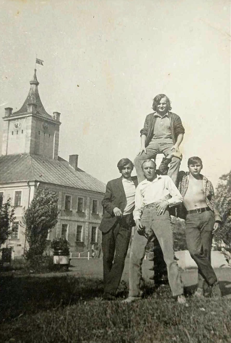 Do zdjecia na plantach w Głogowie pozuje czterech panów : na górze p. Roman Kloc, w środku p. Dobrowolski, po prawej p. Stawarz i po lewej p. Dworak (z Piasków). W tle widoczny jest ratusz miejski.