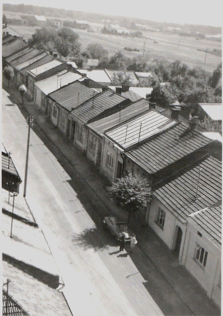 Panorama ulicy Mickiewicza w Głogowie wykonana prawdopodobnie z wieży remizy OSP. W dalekim tle widoczna ulica Partyzantów.