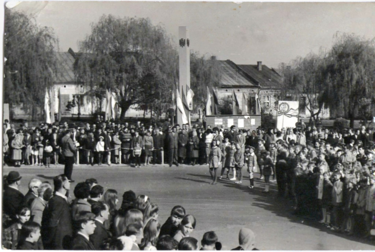 Obchody 25-ej rocznicy powstania PRL na plantach przed pomnikiem walki i męczeństwa w Głogowie.
