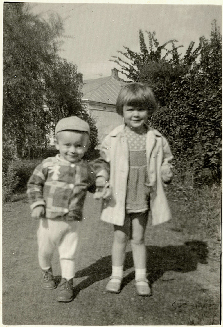 Rodzeństwo Maria i Jacek Tarka pozują do zdjęcia w alejce na plantach w Rynku.