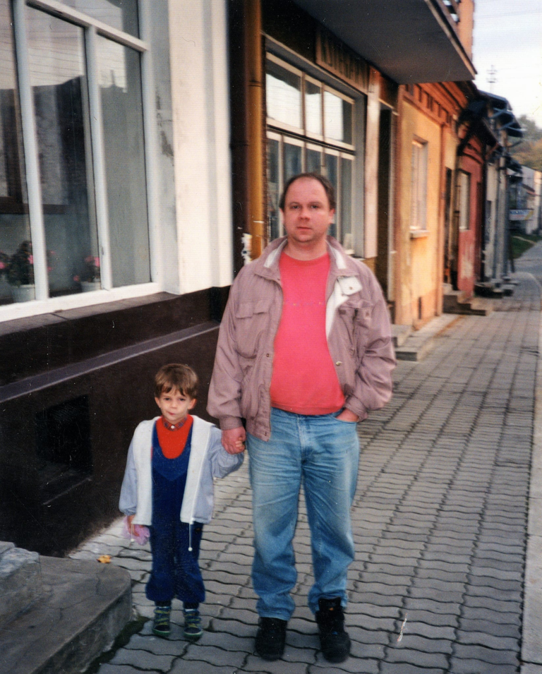 Pan Jacek Tarka pozuje do zdjęcia z synem Aleksandrem obok kamienicy nr 39 na Rynku w Głogowie.