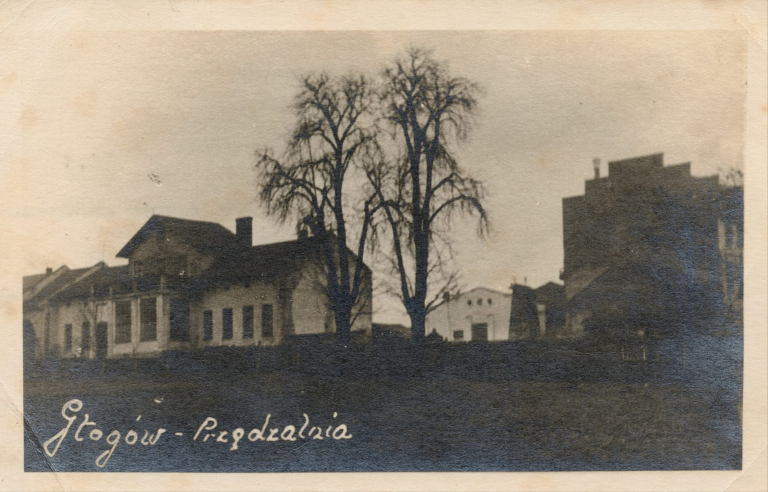 Pocztówka ze zdjęciem M. Kłeczka , na którym widać fabrykę „Lniankę” – zachodnią oficynę w której mieściły się biura i fragment budynku dawnego pałacu , w którym ulokowana była produkcja.