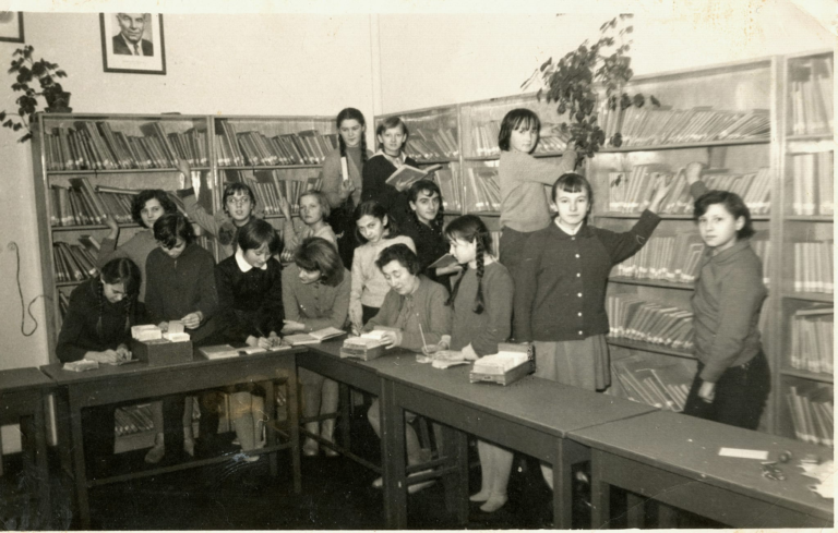 Klasa VII „a” w bibliotece szkolnej. Na zdjęciu m.in. p. Janina Domańska.