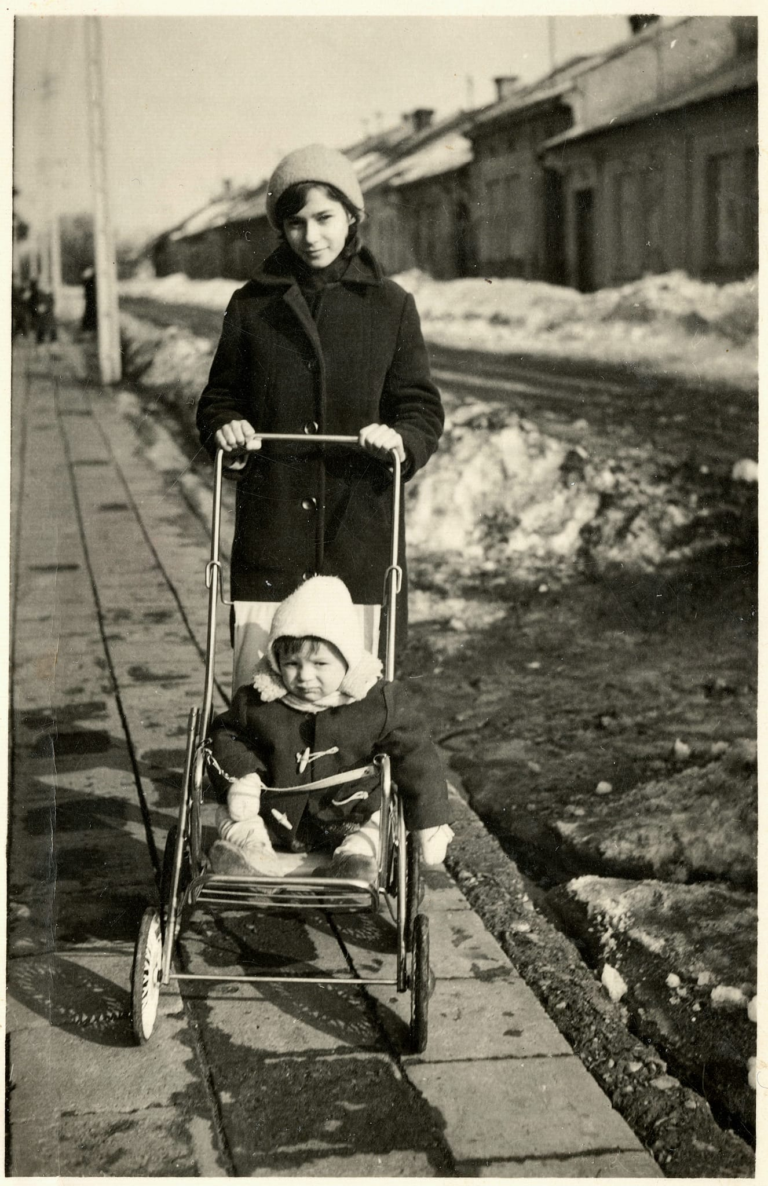 Pani Janina Domańska z synem Dawidem na ulicy Mickiewicza w Głogowie. W tle budynki z parzystą numeracją przy tej ulicy.
