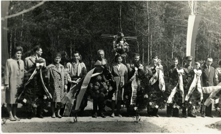 Składanie wieńców przed pomnikiem ku czci zamordowanych Żydów w Borze.