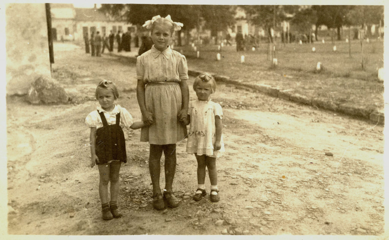 Trzy dziewczynki pozują do zdjęcia w okolicach kamienicy nr 19 w Rynku w Głogowie.