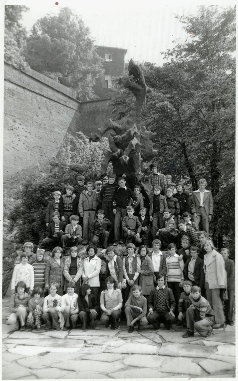 Pamiątkowe zdjęcie uczniów VII/VIII klasy szkoły podstawowej w Głogowie rocznika ’65 z wycieczki szkolnej do Krakowa wraz z opiekunką p. Emilią Rudolf.