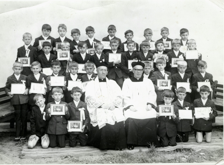 Pamiątkowe zdjęcie uczniów szkoły podstawowej w Głogowie rocznika ’65 z okazji I Komunii Św.