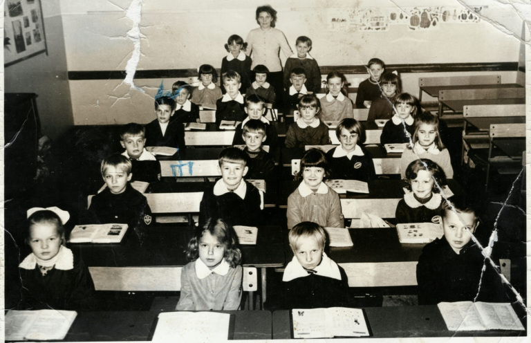 Pamiątkowe zdjęcie uczniów III klasy szkoły podstawowej w Głogowie rocznika ’65.