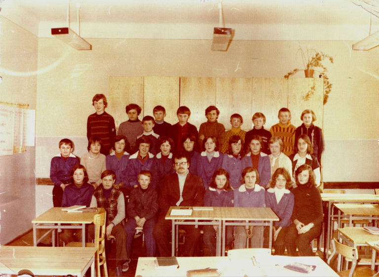 Pamiątkowe zdjęcie uczniów VI klasy szkoły podstawowej w Głogowie rocznika ’65 wraz z wychowawcą p. Karolem Kamlerem.