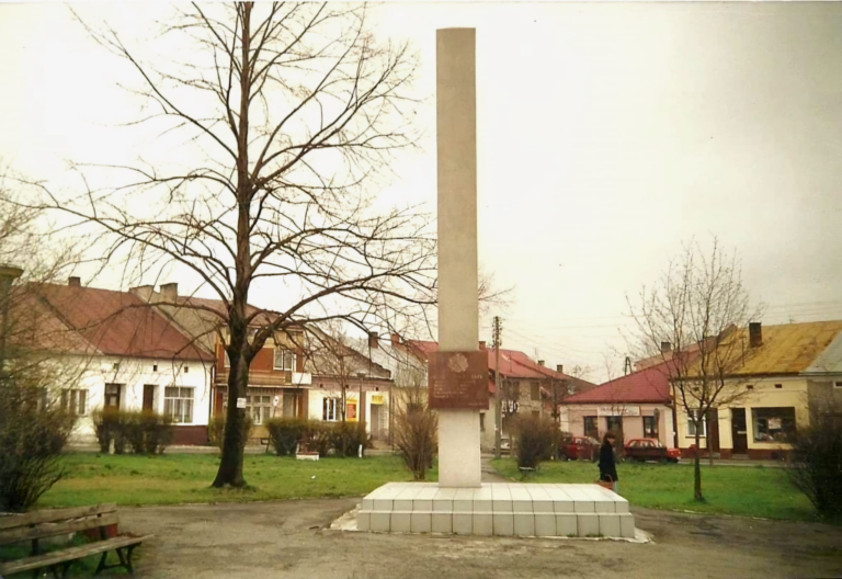 Pomnik walki i męczeństwa na głogowskich plantach. W tle domy południowo – zachodniego narożnika Rynku.