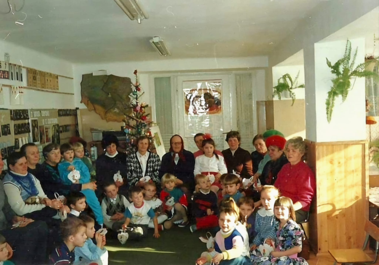 Grupa przedszkolna wraz z p. Kamler podczas Dnia Babci.