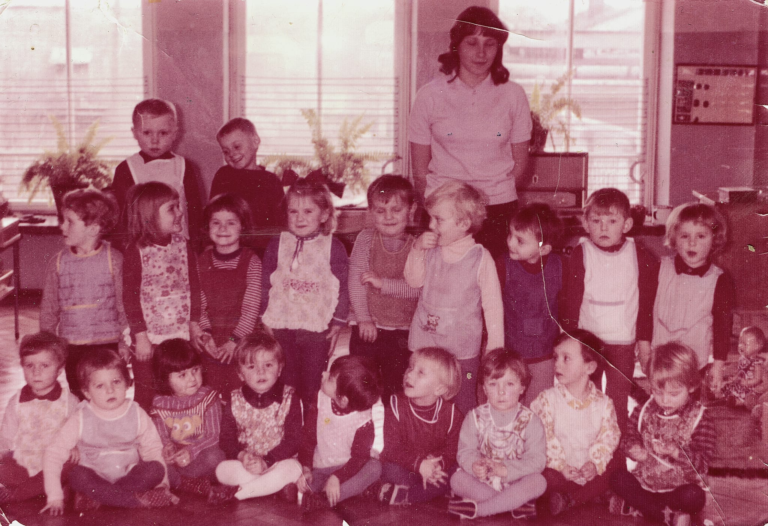 Grupa przedszkolna rocznika ’70 wraz z opiekunką p. Łabudzką.