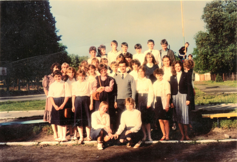 Pamiątkowe zdjęcie na zakończenie szkoły uczniów klasy VIIIa szkoły podstawowej w Głogowie rocznika ’70 wraz z p. Porczakiem i p. Strzyżowską