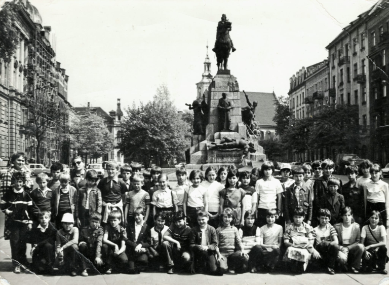 Pamiątkowe zdjęcie z wycieczki szkolnej do Krakowa uczniów klasy Va i Vb szkoły podstawowej w Głogowie rocznika ’70 wraz z opiekunami p. Mielnik i p. Grzebyk.