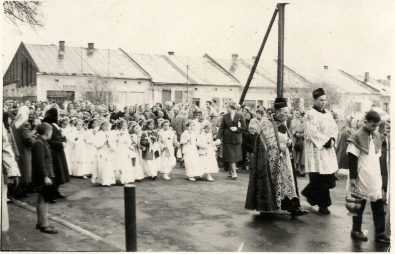 Uroczystość religijna (rocznica I Komunii ? ) na głogowskim Rynku.