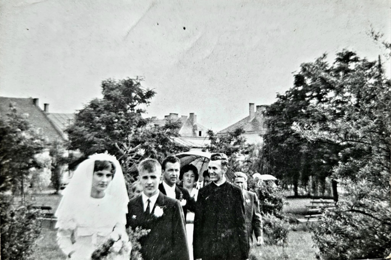 14-letni Władysław Łabudzki prowadzi swoją siostrę Marię do ślubu z domu rodzinnego do kościoła parafialnego