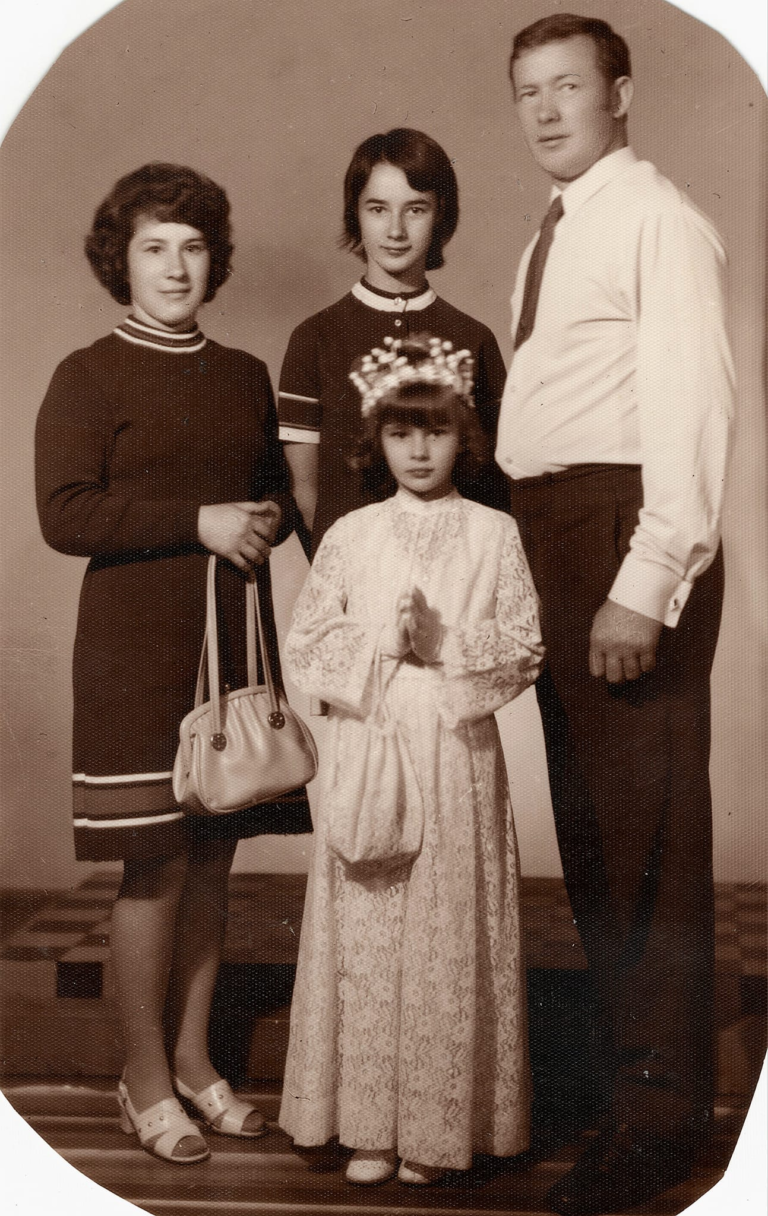 Państwo Maria i Mieczysław Wszołowie z córkami Anną i Alicją pozują do pamiątkowego zdjęcia z okazji I Komunii Św. młodszej córki.