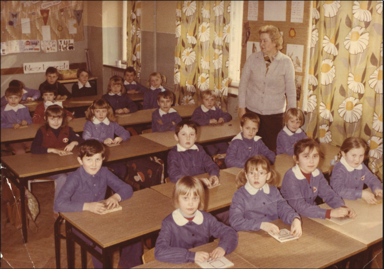 Uczniowie III klasy szkoły podstawowej w Głogowie rocznika ’69 wraz z p. Ładoś.