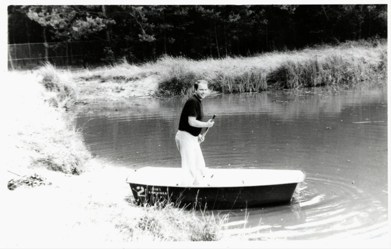 Pan Jacek Tarka pozuje do zdjęcia na łódce na jednym ze stawów na Zabajce. Według relacji p. Jacka chodzi o staw blisko klubu jeździeckiego.