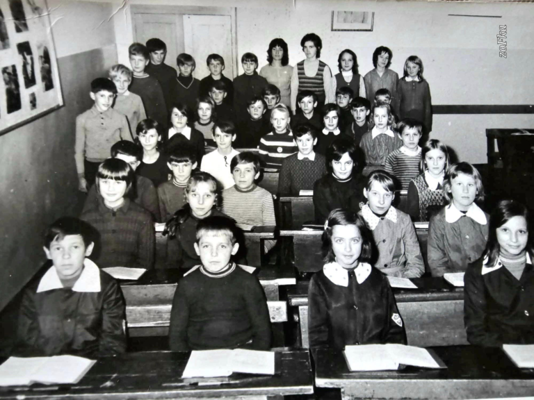Uczniowie VI klasy szkoły podstawowej w Głogowie z rocznika ’61 pozują do pamiątkowego zdjęcia.