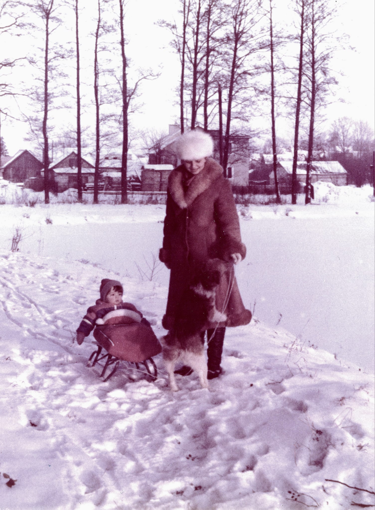 Pani Anna Tarka z synem Piotrem pozuje do zdjęcia zimą przy „Zielonym Stawie”, lata 80-te XX w.