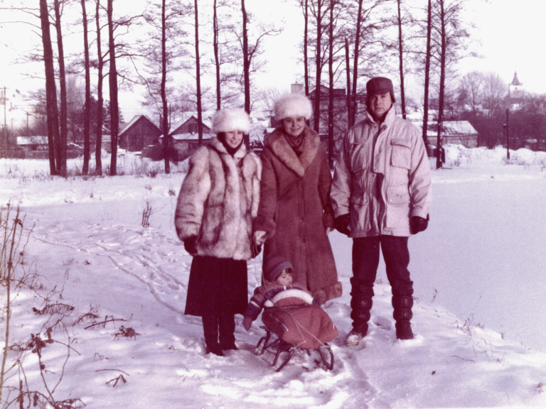 Pan Jacek Tarka z żoną Anną , jej siostrą Bożeną i synem Piotrem pozują do zdjęcia zimą przy „Zielonym Stawie”, lata 80-te XX w.
