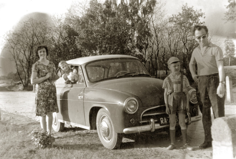 Pani Anna i Henryk Sokołowscy z Głogowa wraz synem Józefem stoją obok swojej Syreny. Z okna wychyla się córka Maria.