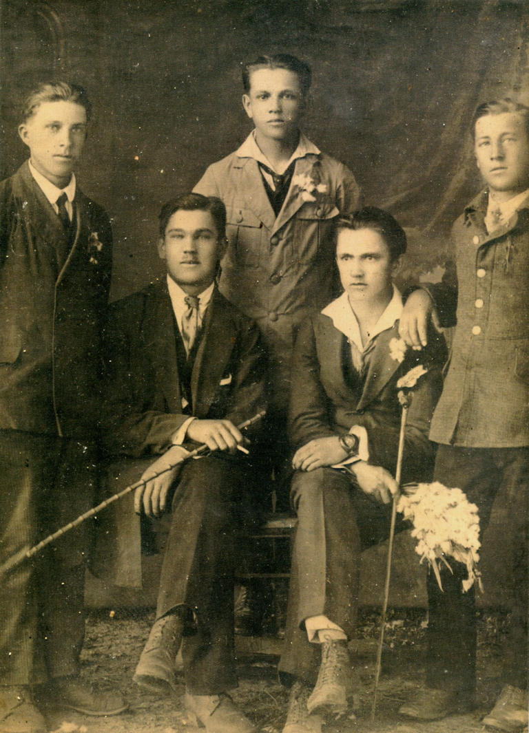 Mieszkańcy Piasków (m.in. Karol Białek , siedzący z lewej i Walenty Cynar ,siedzący z prawej) pozują do pamiątkowego zdjęcia.