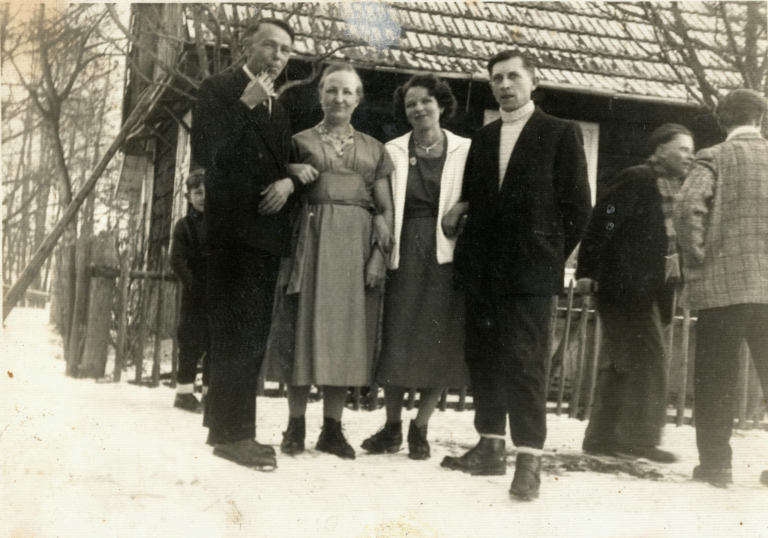 Państwo Maria i Antoni Kądziela ze Stykowa wraz z córką Kazimierą i zięciem Henrykiem Bazanem pozują do zdjęcia przed domem rodzinnym.
