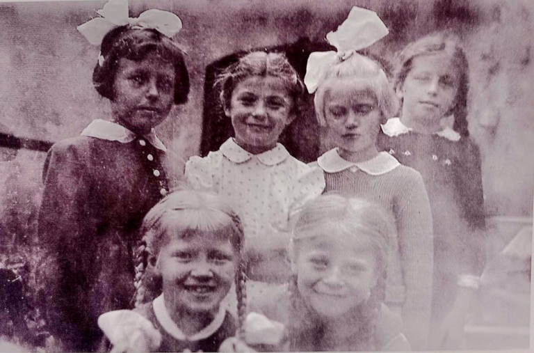 Panie : Urszula Zarębska. Anna Kryda , Barbara Osiniak , Anna Sierzęga , Maryla Gniewek i Danuta Gniewek pozują do zdjęcia.