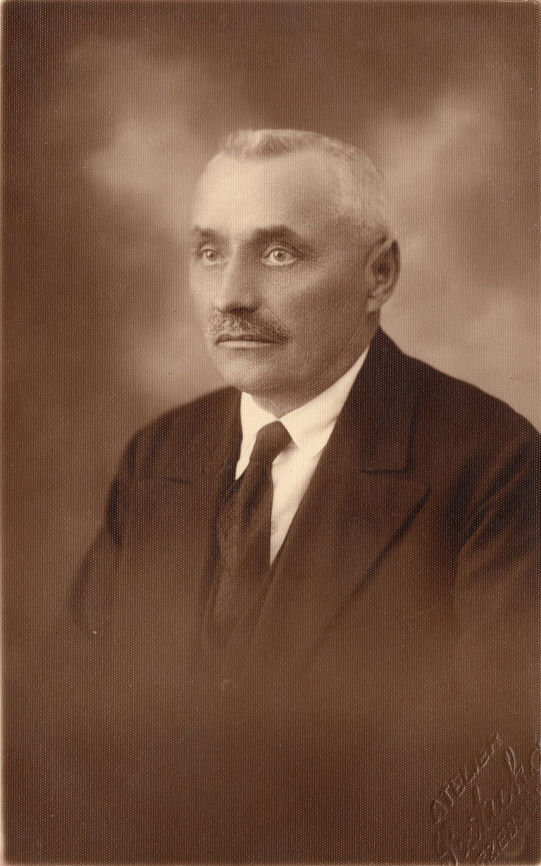 Śp. Pan Andrzej Brzuza (1873 – 1949) , przedwojenny burmistrz Głogowa, człowiek niezwykle zasłużony dla lokalnej społeczności.