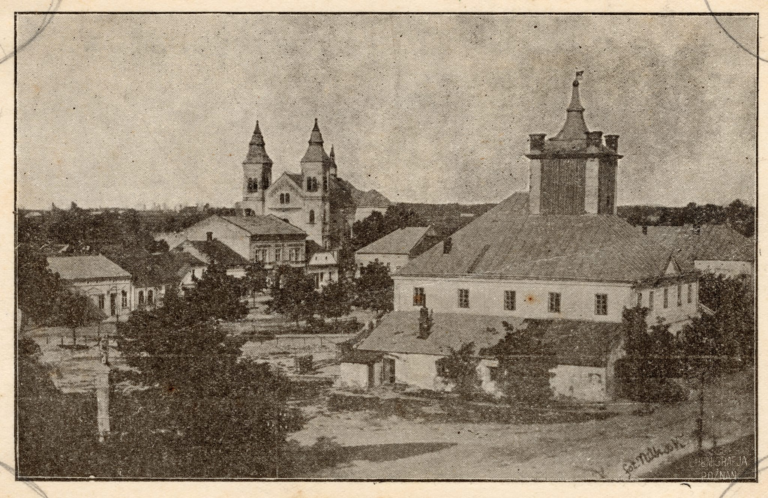 Przedwojenna kartka pocztowa z lat 20-tych z ratuszem miejskim (jeszcze przed przebudową) i widokiem na północno – wschodni narożnik głogowskiego Rynku z kościołem parafialnym.